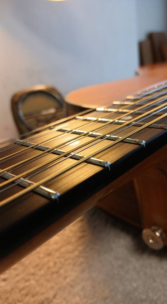 Refrettage guitare 12 cordes du luthier parisien Jacques Favino