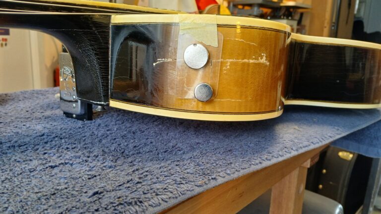 Restauration d&rsquo;eclisse d&rsquo;une guitare Favino Jazz